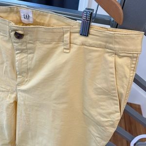 Gap butter yellow “boyfriend” cropped pants size 18